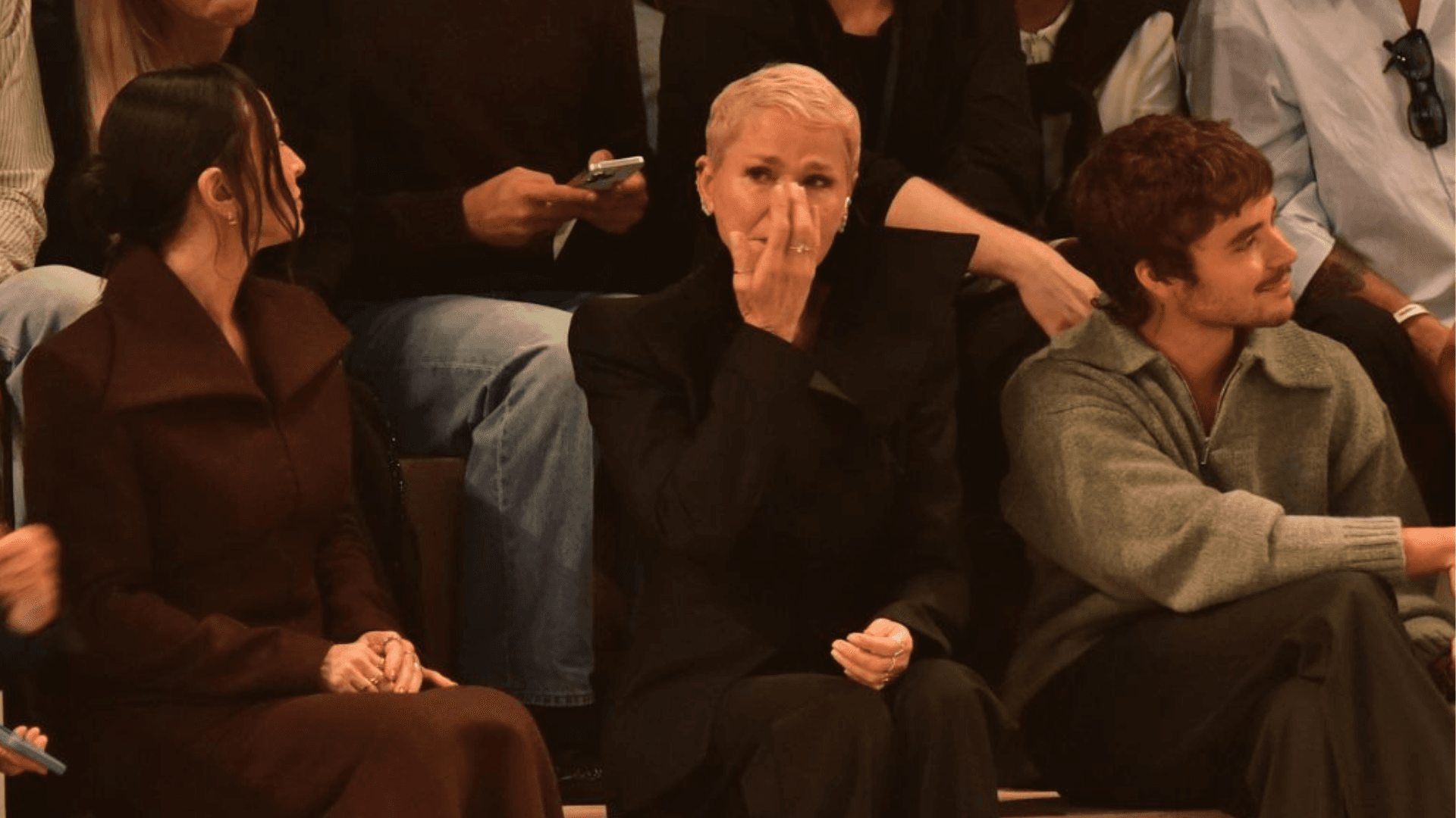 Xuxa vai às lágrimas em desfile da marca de Sasha