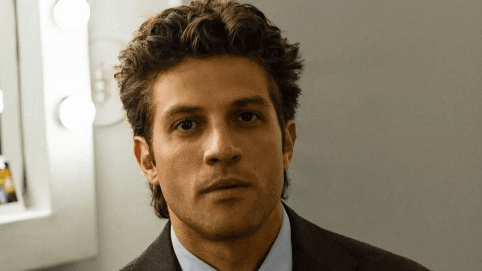 Chay Suede explica reação ao ver fotos antigas no Domingão