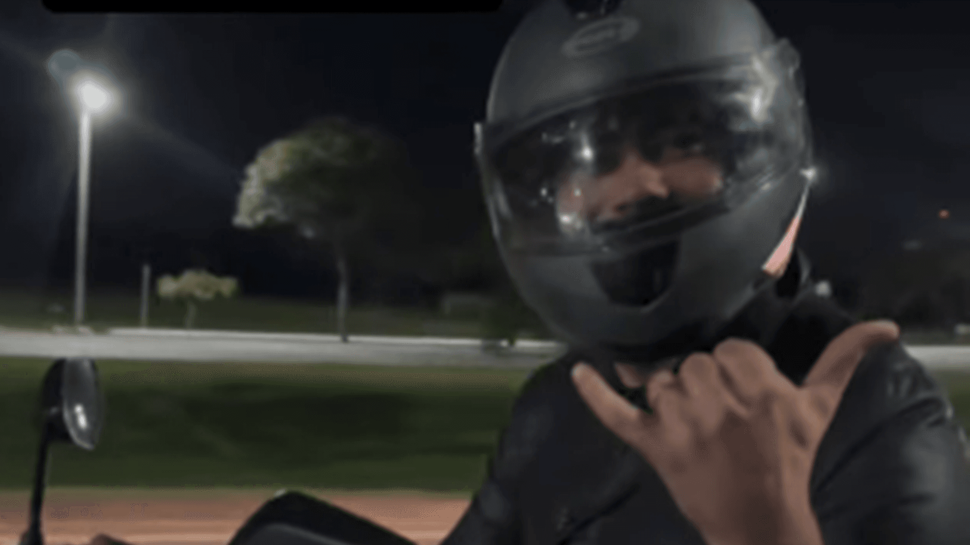 Henrique & Juliano driblam trânsito e saem de moto após show