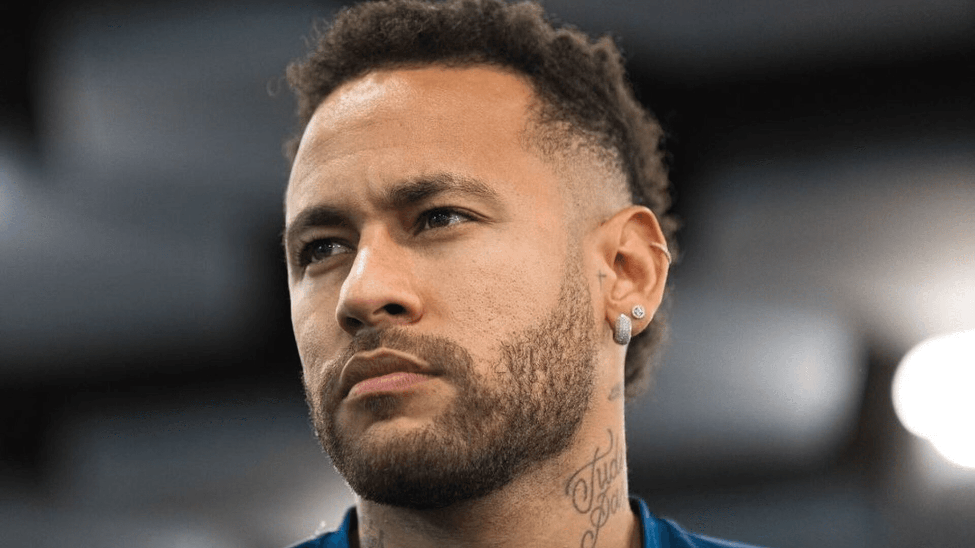 Neymar chama atenção com Bíblia do Batman após convocação