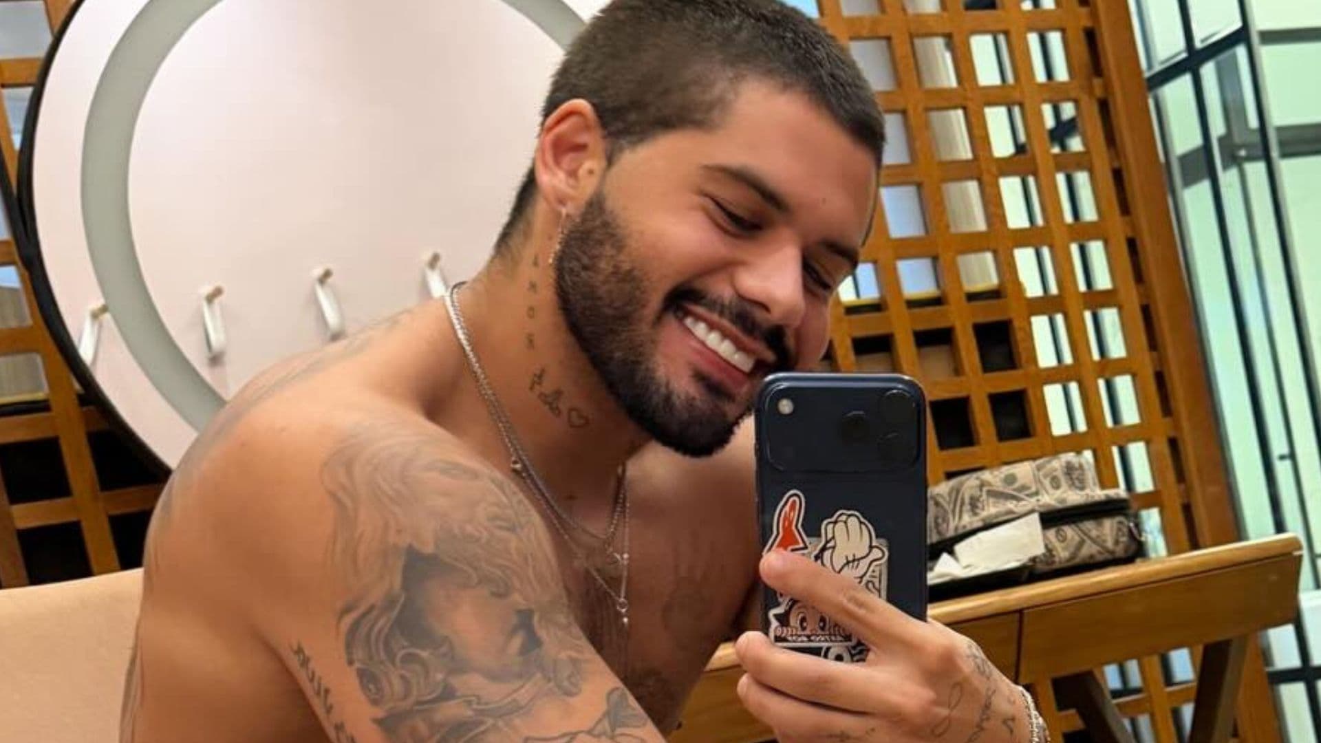 Indireta? Zé Felipe posta vídeo ao som de “homem é homem, moleque é moleque”