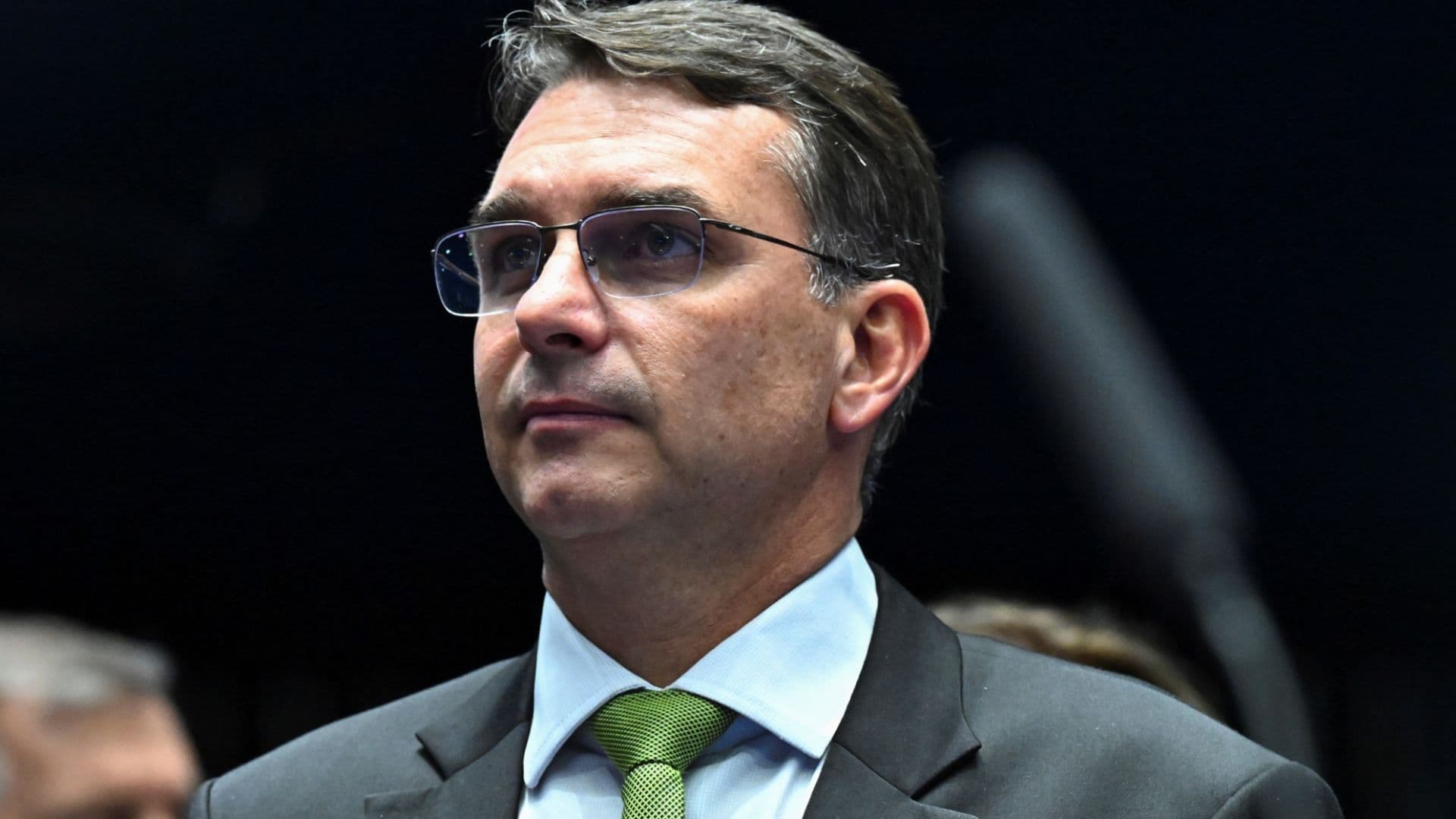 Flávio Bolsonaro se confunde e diz que foi à Casa Branca a convite do ‘presidente Lula’