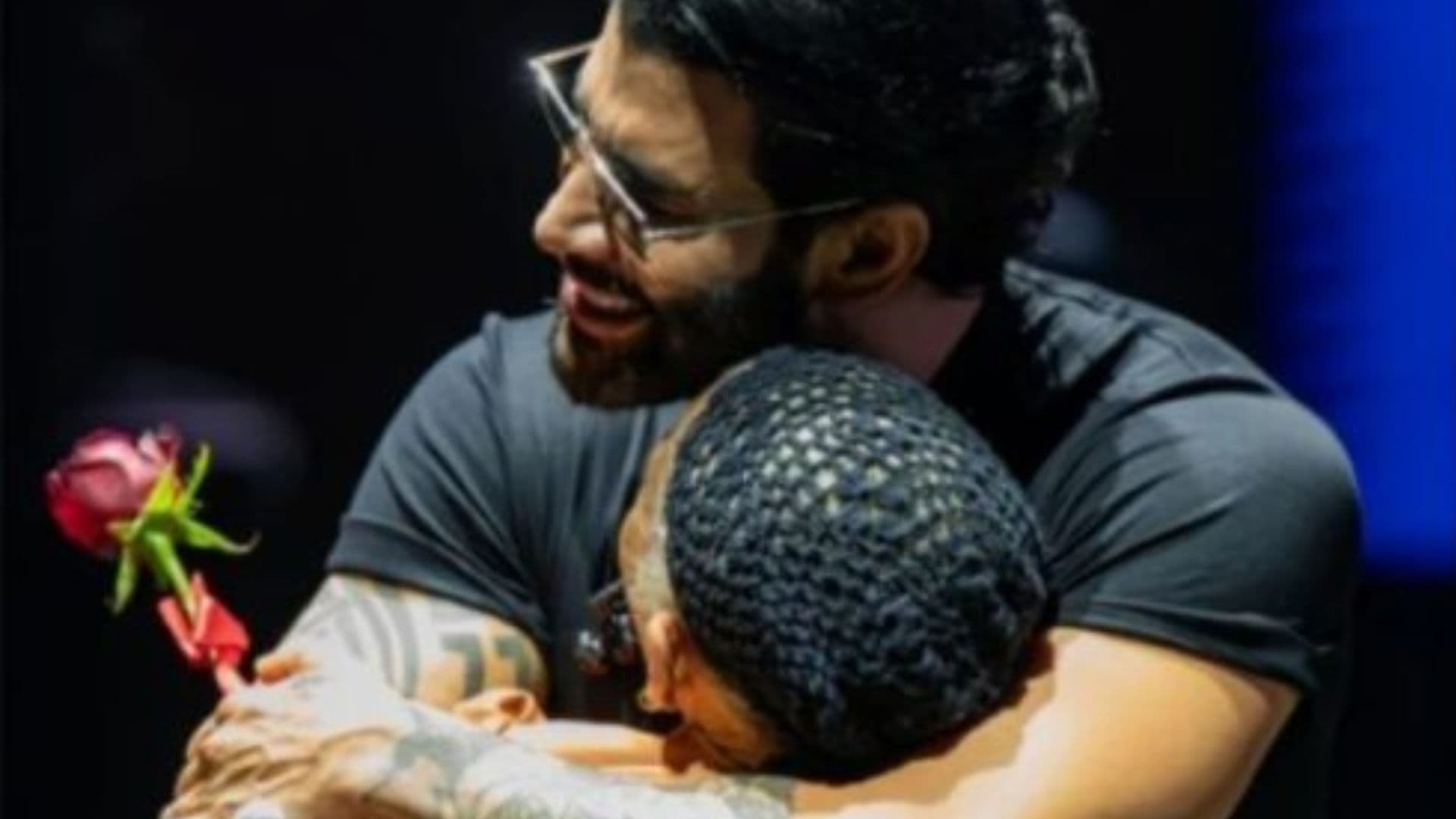 Fã de 78 anos de Gusttavo Lima conhece o cantor e é chamada ao palco