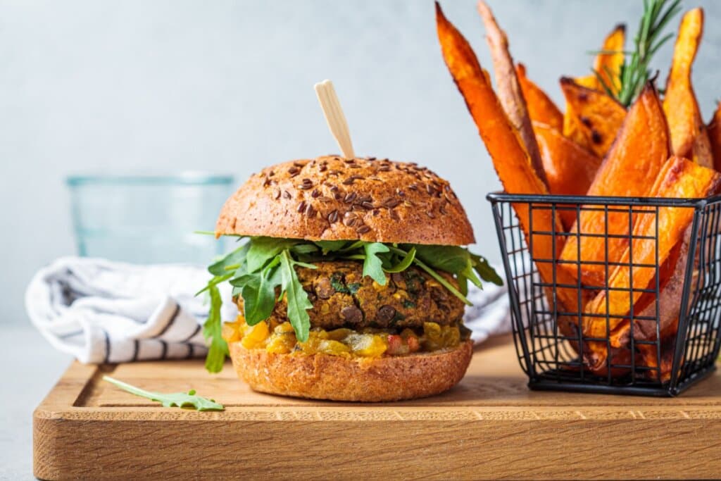 Hambúrguer e batata frita: veja como incluir na dieta sem prejudicar a saúde
