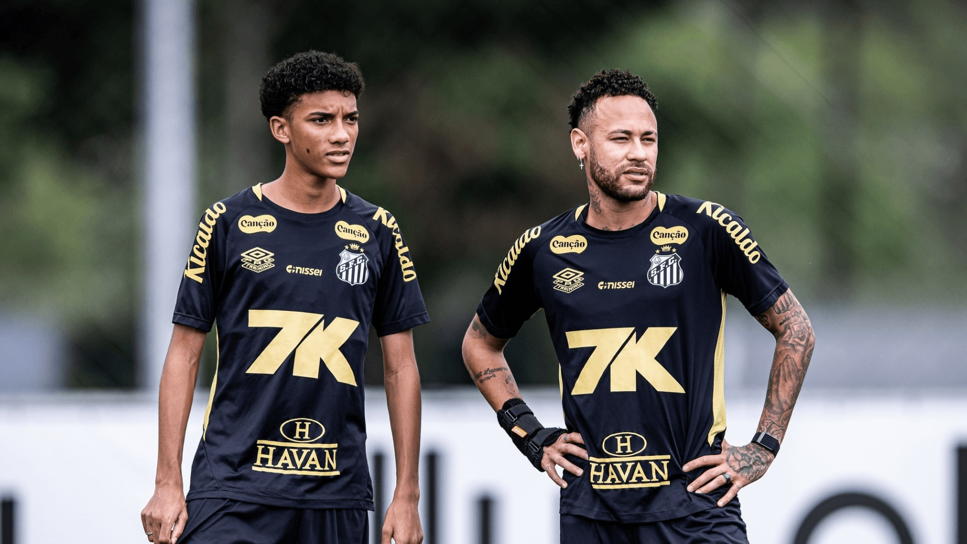 Em meio à polêmica, torcida do Santos vaia Robinho Jr. e ovaciona Neymar