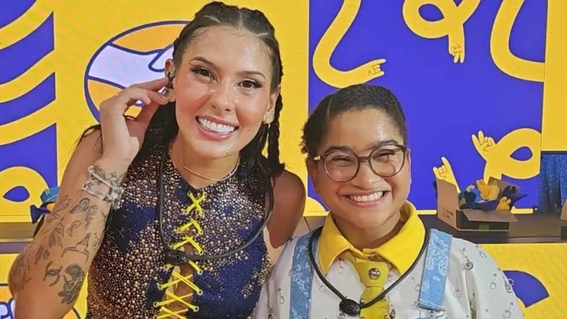 Ana Castela cai na risada ao mandar beijo para crianças após pedido da ex-BBB Milena