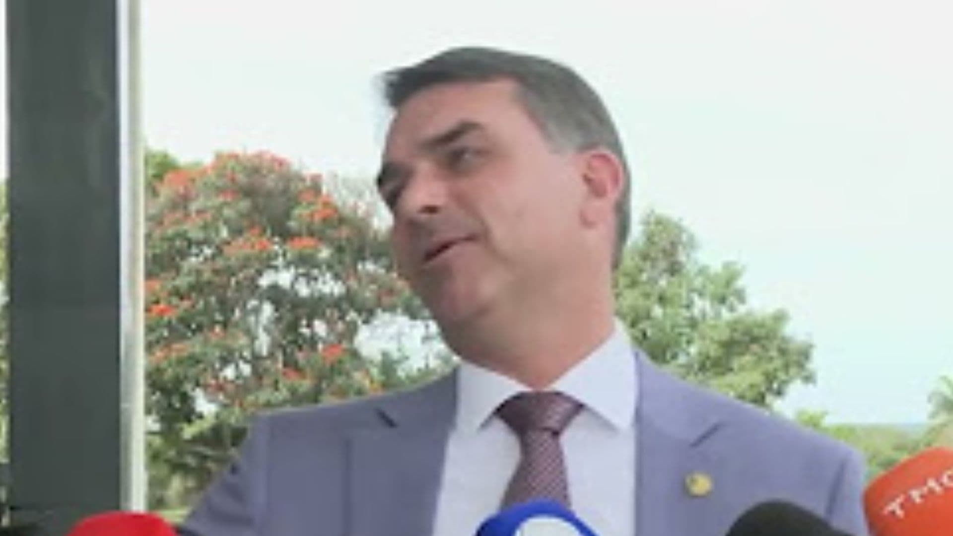 Web resgata vídeo em que Flávio Bolsonaro nega dinheiro de Vorcaro para filme