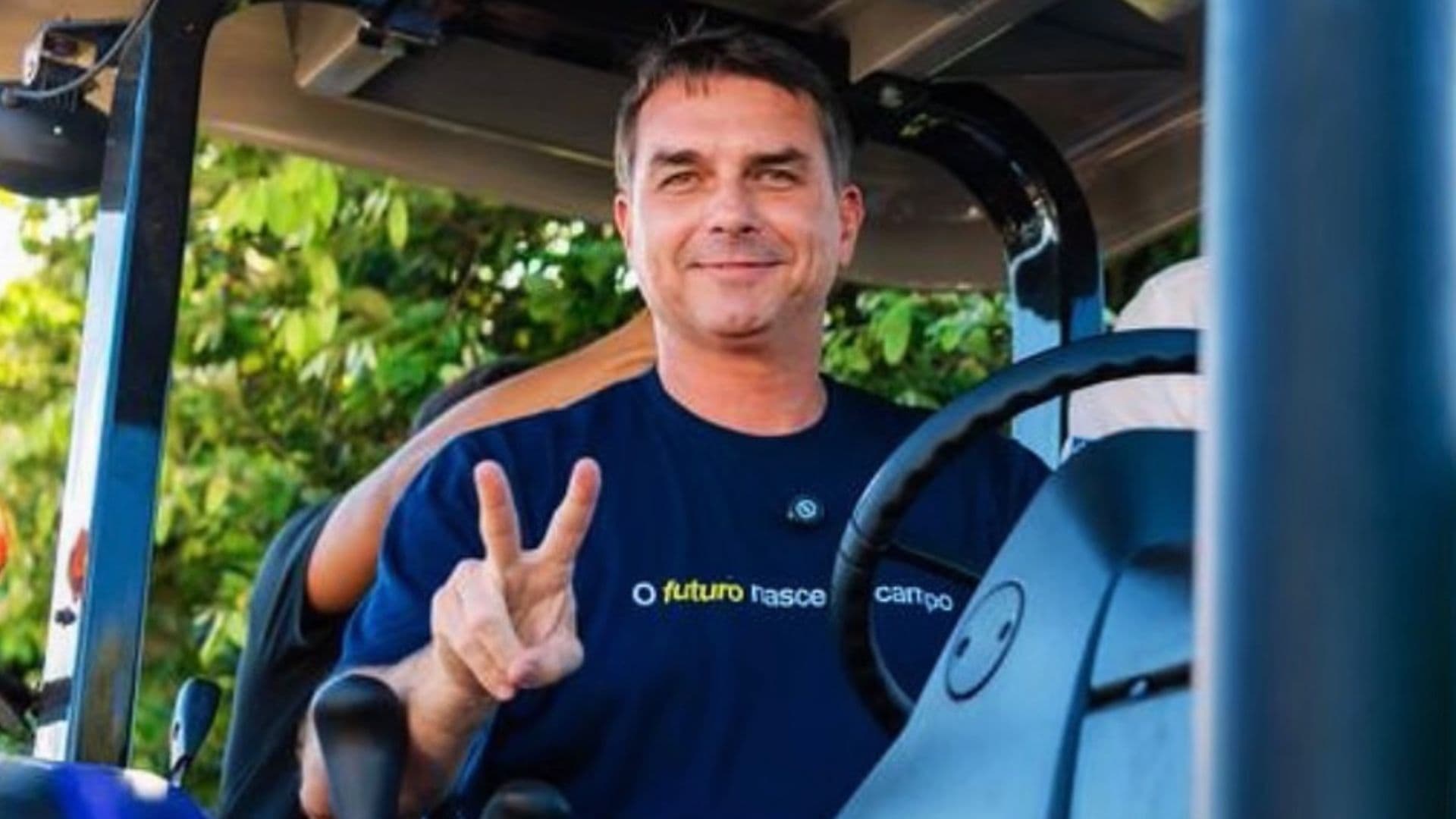 Ouça: Flávio Bolsonaro pediu dinheiro a Vorcaro para filme sobre o pai