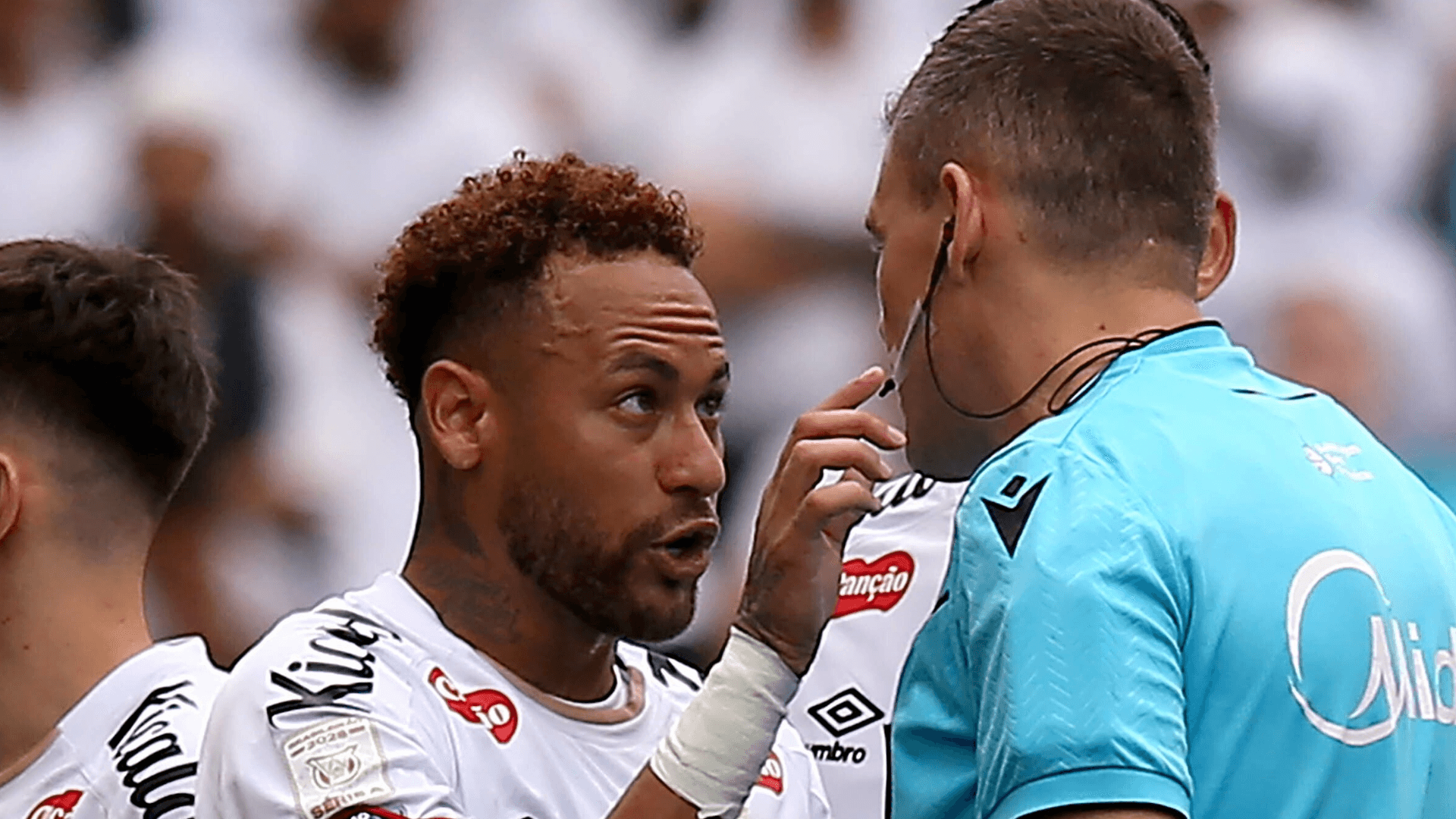 Leitura labial expõe bate-boca de Neymar com arbitragem em jogo