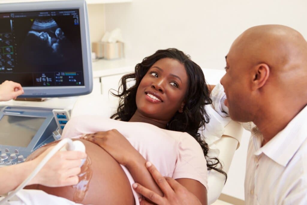 O que o bebê sente na barriga da mãe? Entenda os marcos da gestação