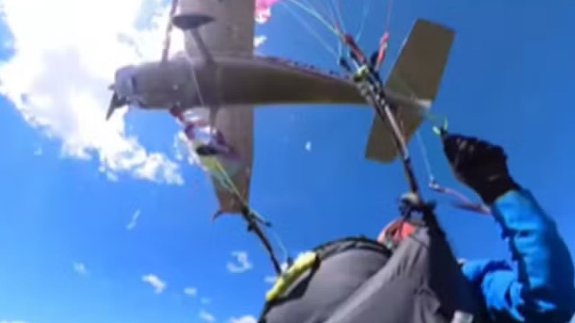 Parapentista é atingida por avião e sobrevive após pouso de emergência