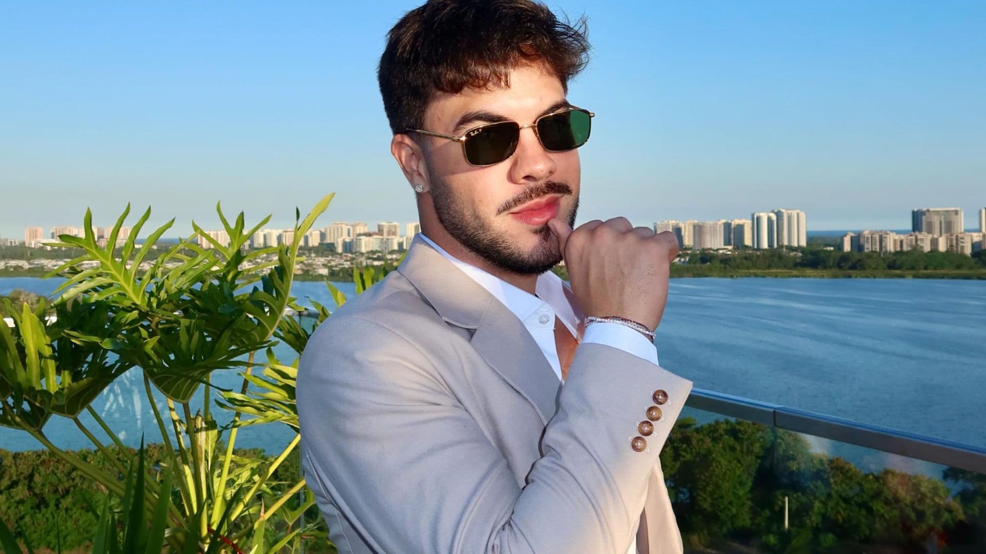 Álvaro é detonado após peixe cair no ralo durante limpeza de aquário
