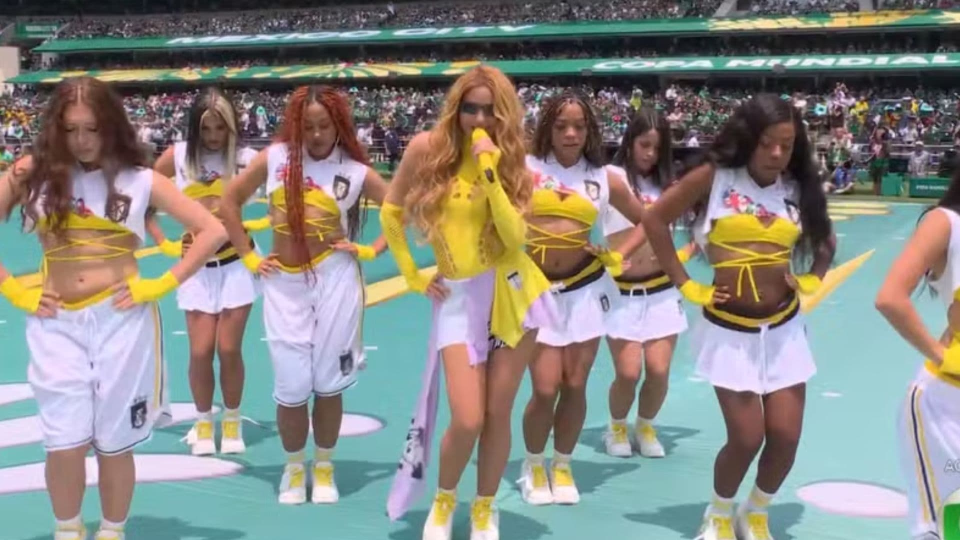 Shakira se apresenta na abertura da Copa do Mundo e levanta público