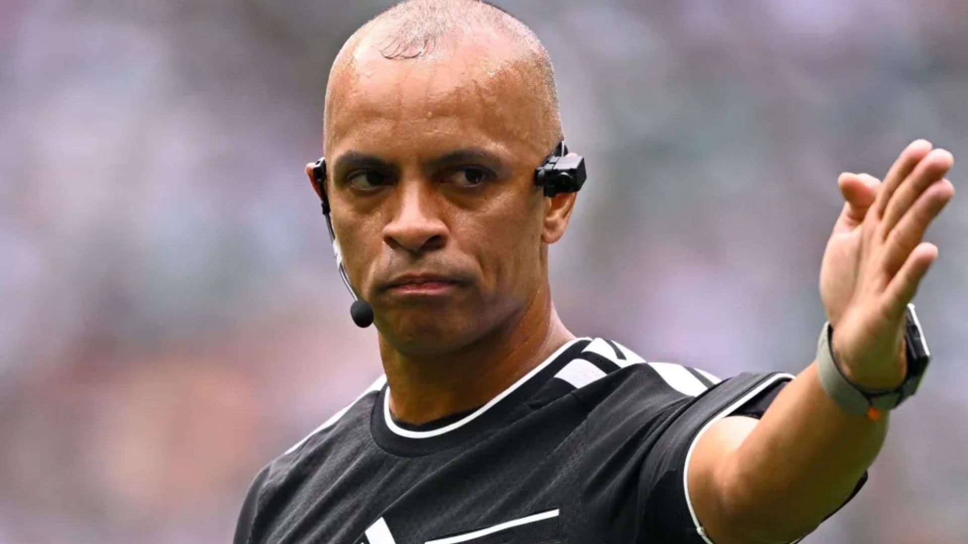 Inglês de árbitro brasileiro na abertura da Copa ganha repercussão mundial