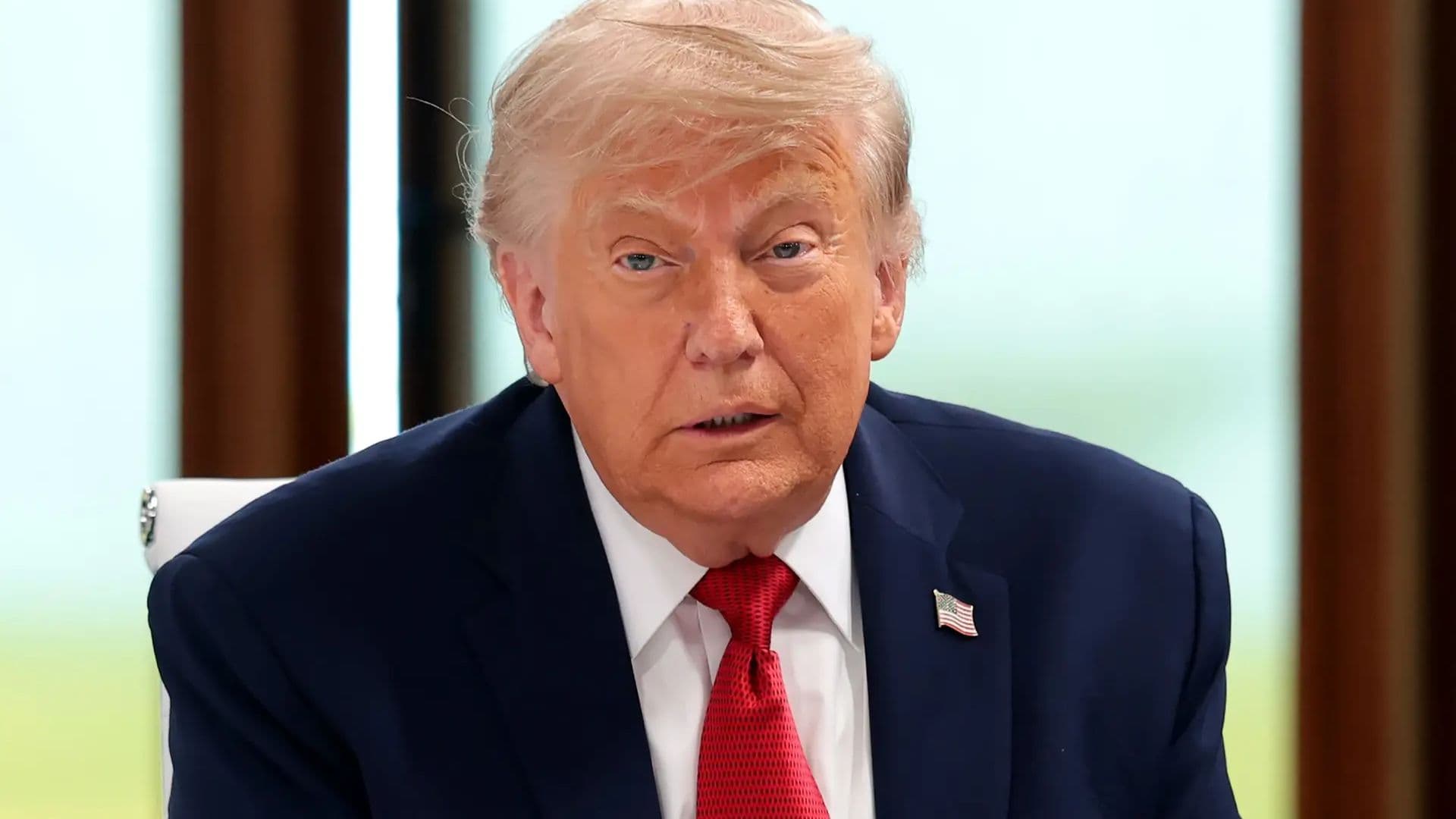Trump confunde Flávio com Eduardo e diz que prenderam ‘Bolsonaro Jr.’