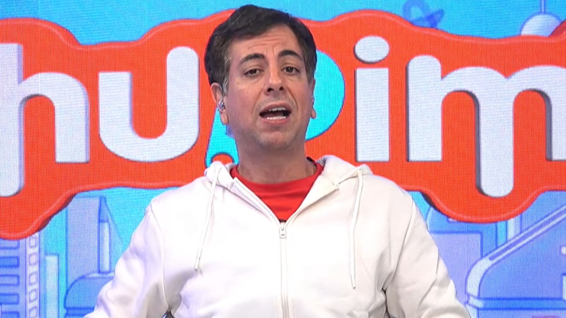 Apresentador Beby revela histórias inusitadas de ‘fãs’: “Já trouxeram fezes para a rádio”