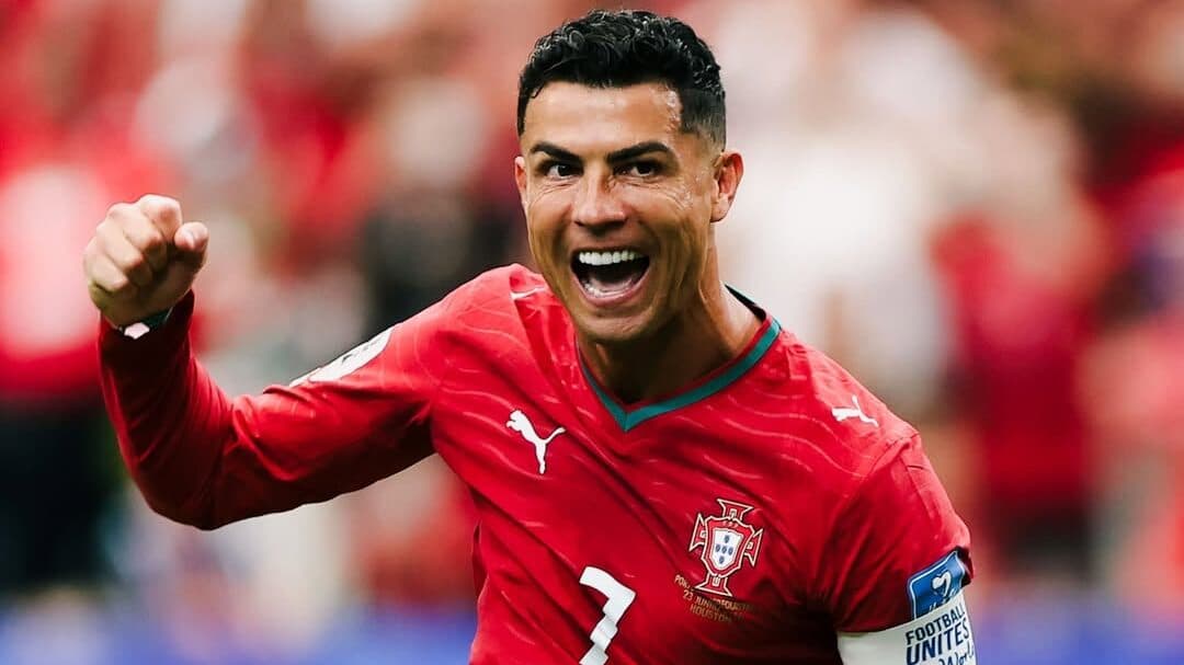 Cristiano Ronaldo se irrita com jornalista e ignora pergunta sobre Messi