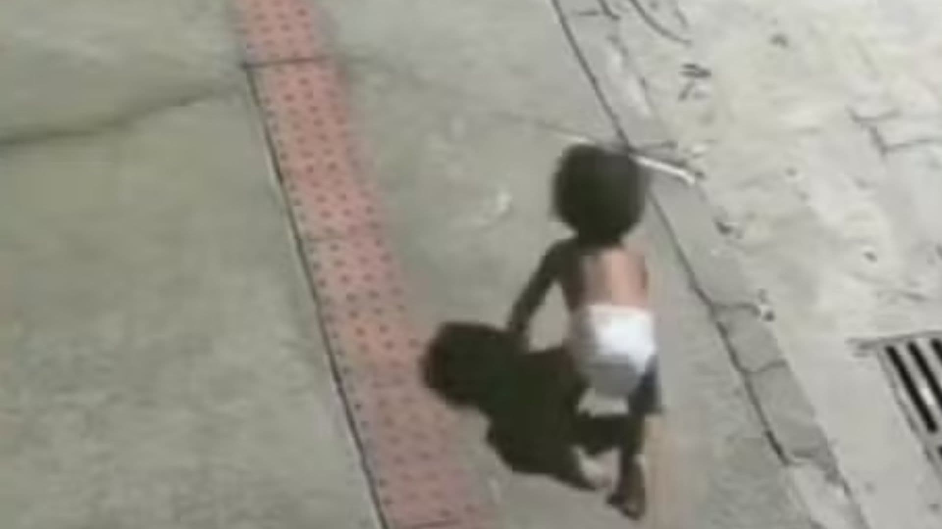 Bebê de 1 ano e 3 meses é encontrada sozinha engatinhando na rua
