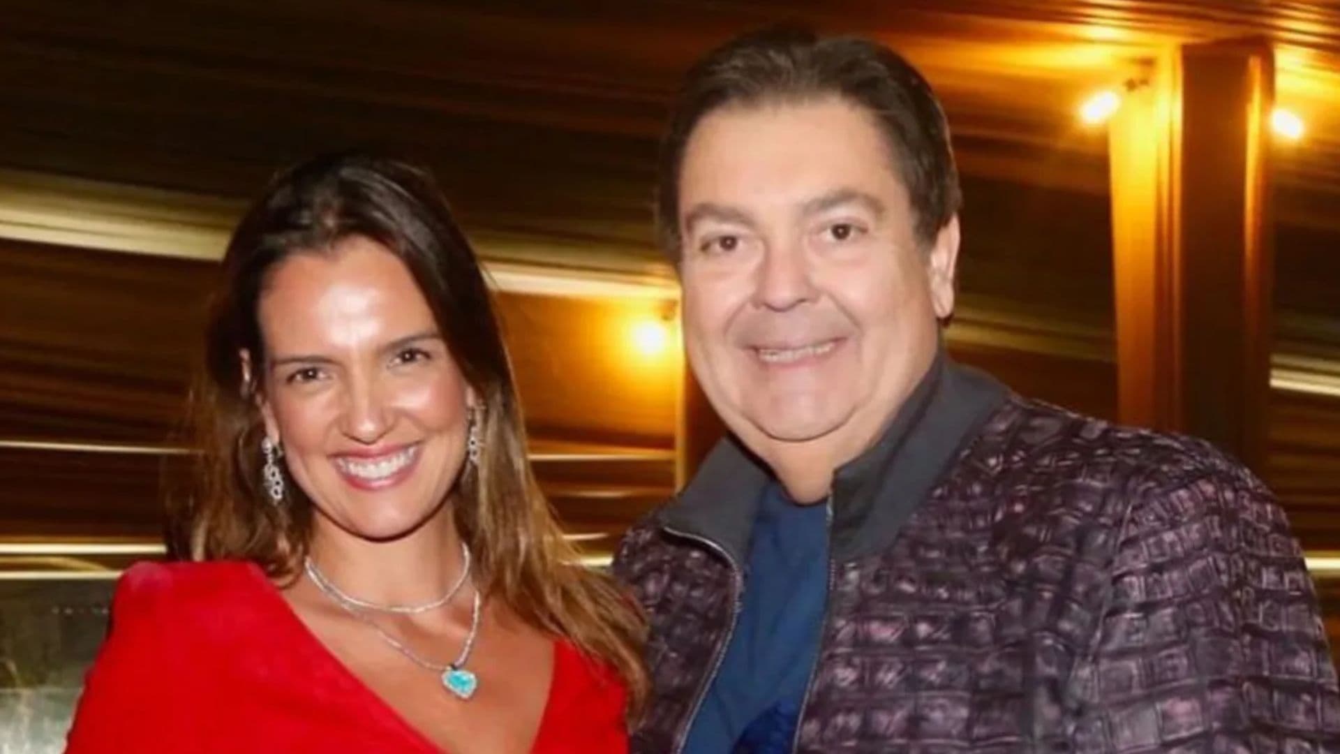 Faustão comemora o aniversário da esposa e faz rara aparição