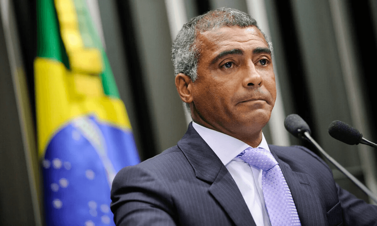 Romário afirma não ter tirado licença para votar na PEC da escala 6×1