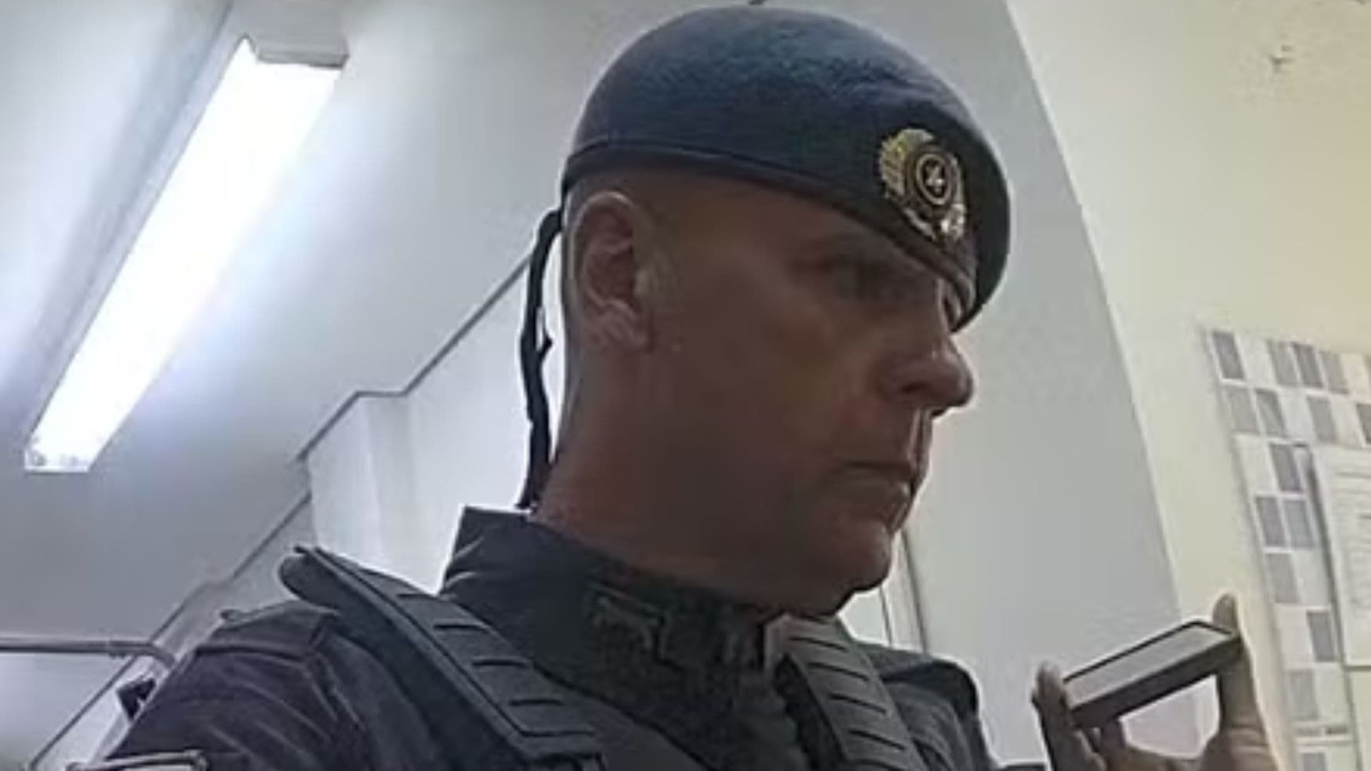 Polícia é criticada ao entrar em escola após chamado de pai que não aceitou lição sobre orixá