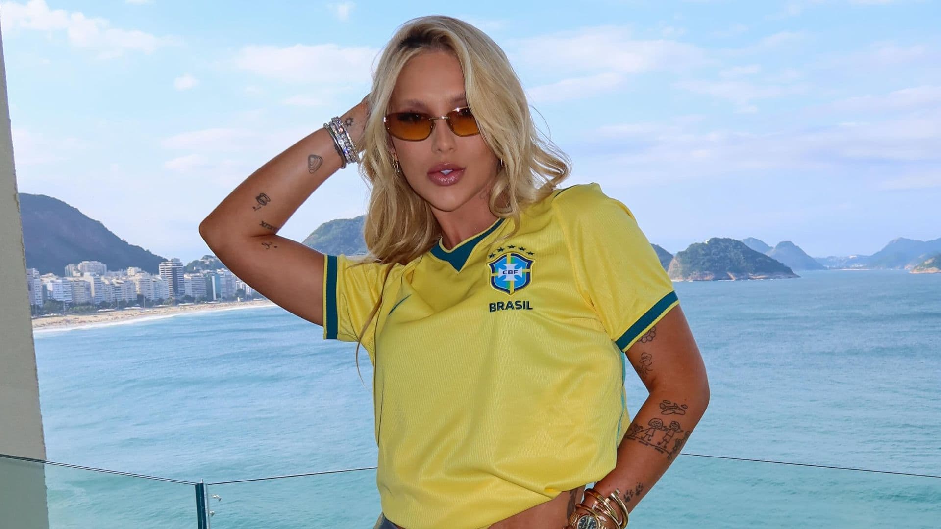 Virginia reage ao perceber que está sendo xingada por torcida no Maracanã