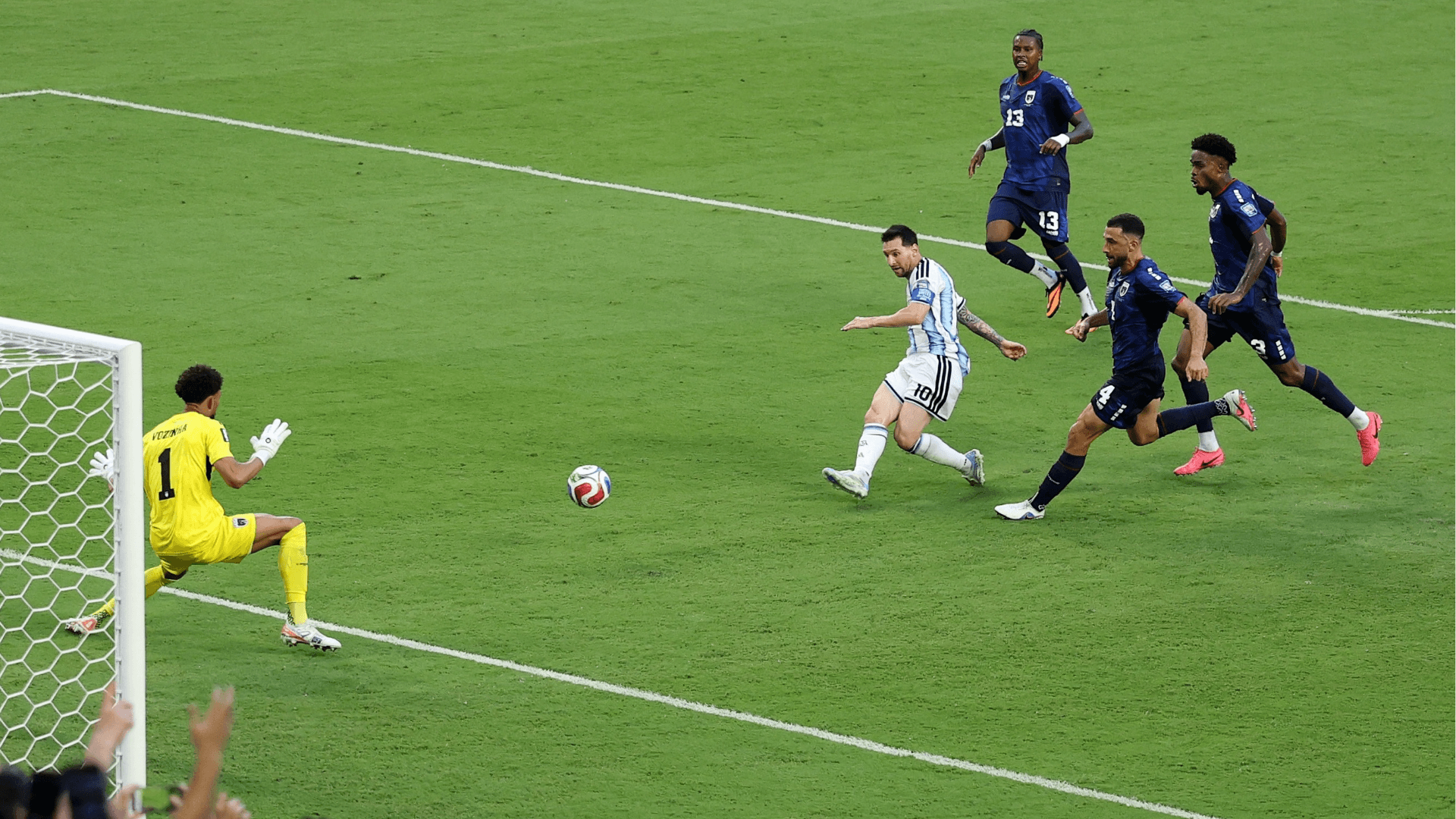 Messi marca e Vozinha brilha. No sufoco, Argentina se classifica na Copa do Mundo
