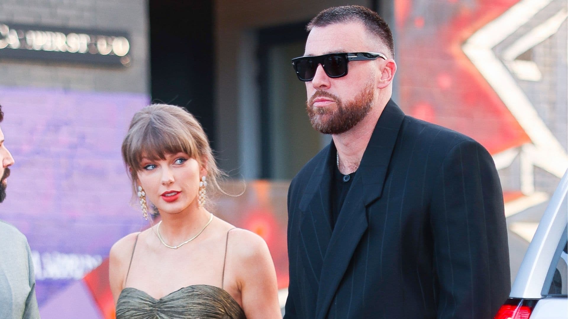 Convite do casamento de Taylor e Travis vaza com nome de cada convidado impresso