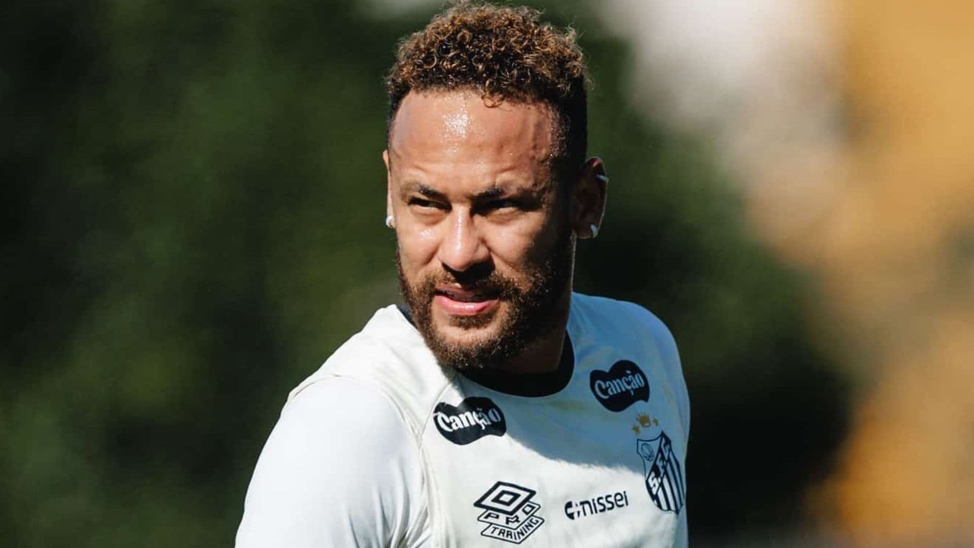Neymar se irrita após acusações sobre confusão com jovens no vestiário