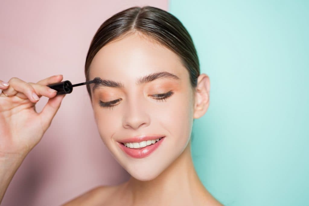 Brow lamination: como o efeito de sobrancelhas alinhadas ganhou uma versão mais prática na maquiagem