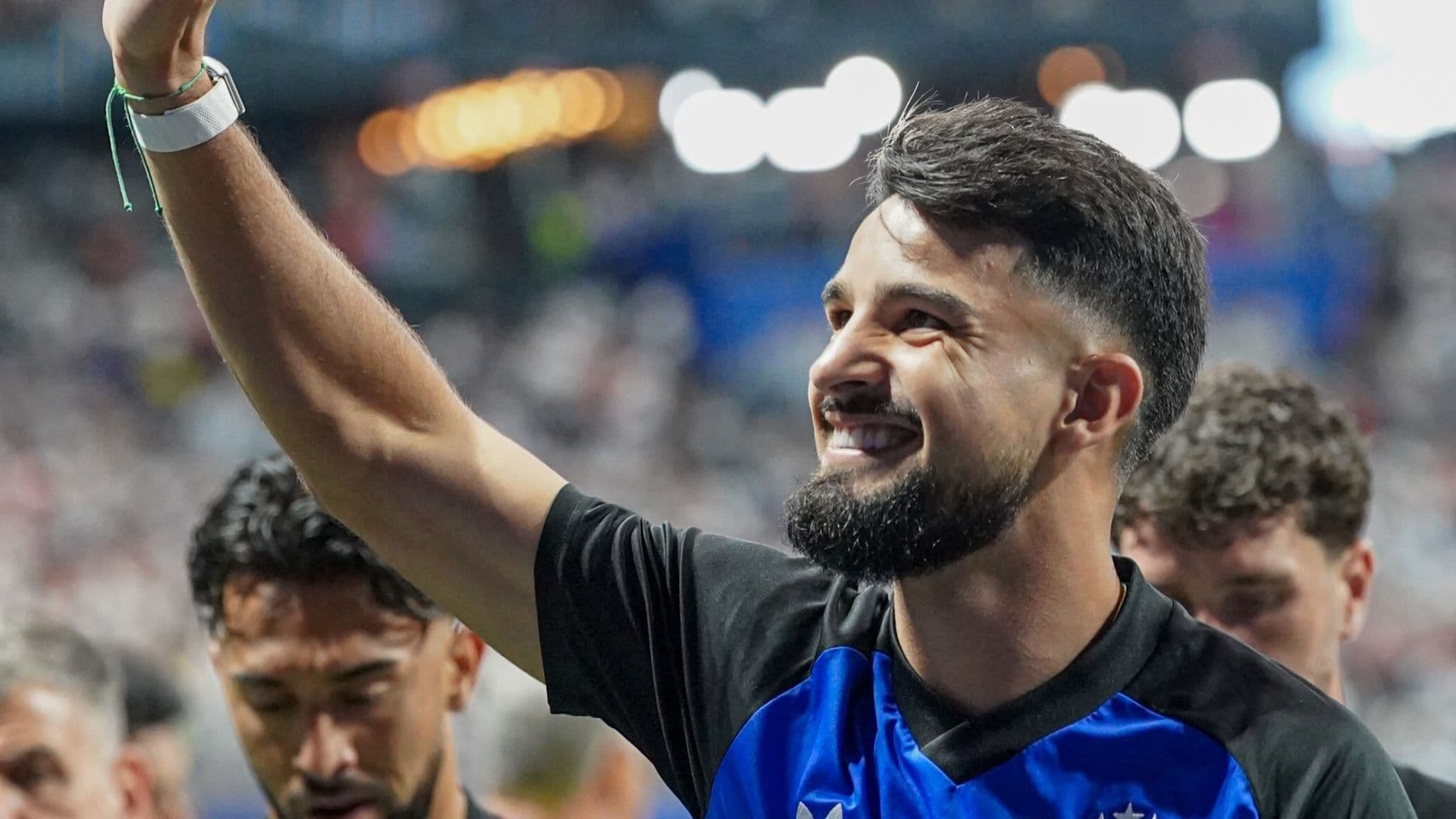 Flaco López viraliza por ter sido o único argentino de frente para a Espanha na premiação da Copa