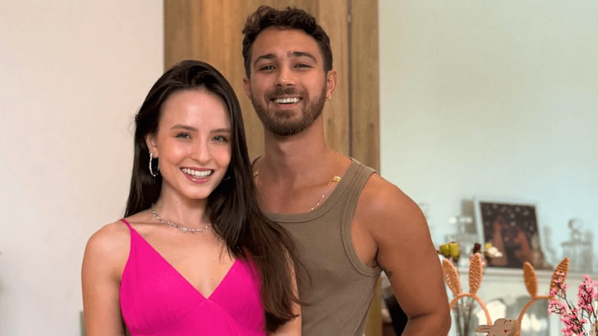 Larissa Manoela se assusta ao ver André Luiz Frambach sem barba