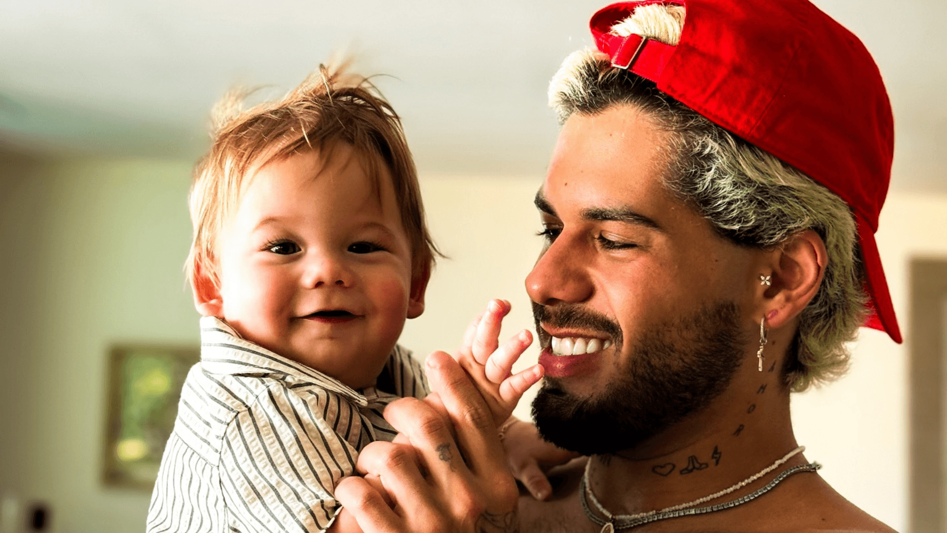 Zé Felipe se desculpa após vídeo com o filho gerar críticas nas redes