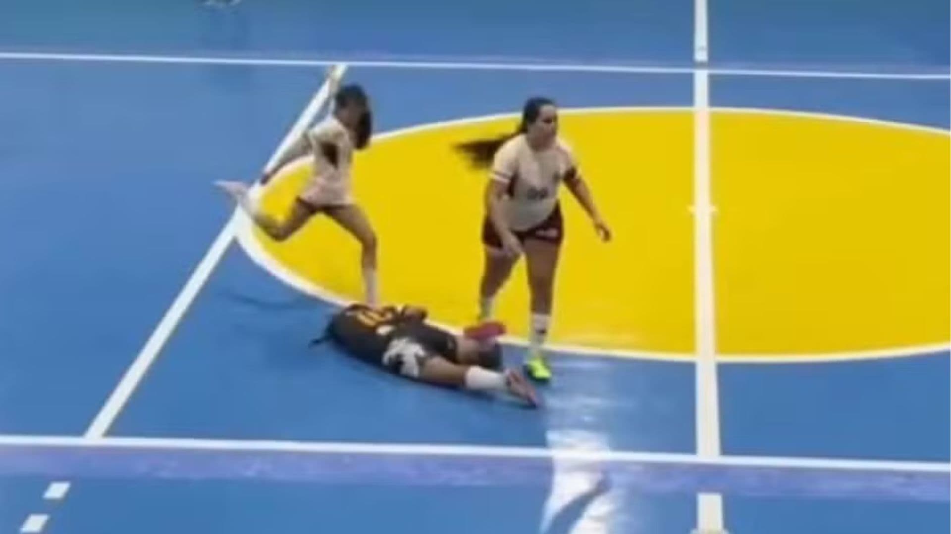 Jogadora de futsal chuta a cabeça de adversária e é suspensa por 5 anos