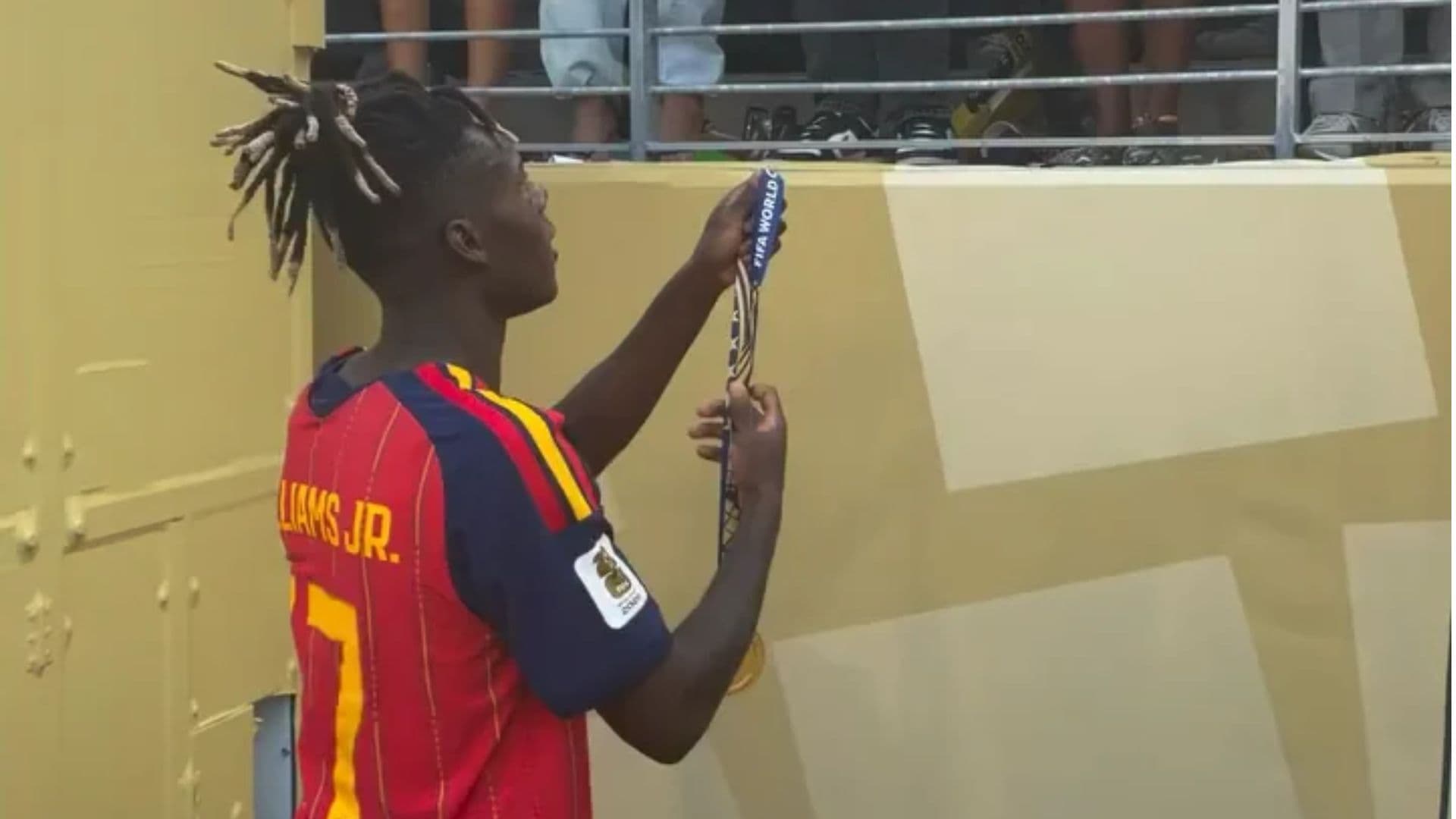Nico Williams entrega medalha da Copa do Mundo para a mãe e emociona