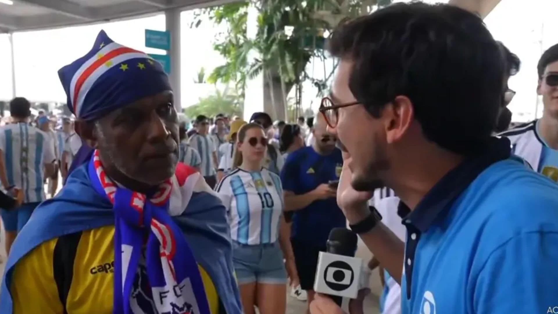 Sem querer, repórter conhece pai de Vozinha ao vivo: “Tá falando sério?”