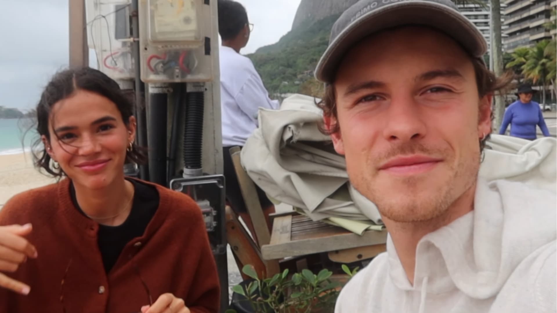 Bruna Marquezine e Shawn Mendes curtem manhã de domingo em feira no Rio