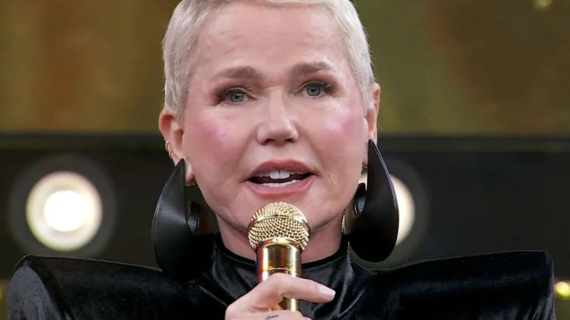 Xuxa volta a rebater críticas sobre seu figurino nas turnês: “A virilha é minha e mostro se quiser”