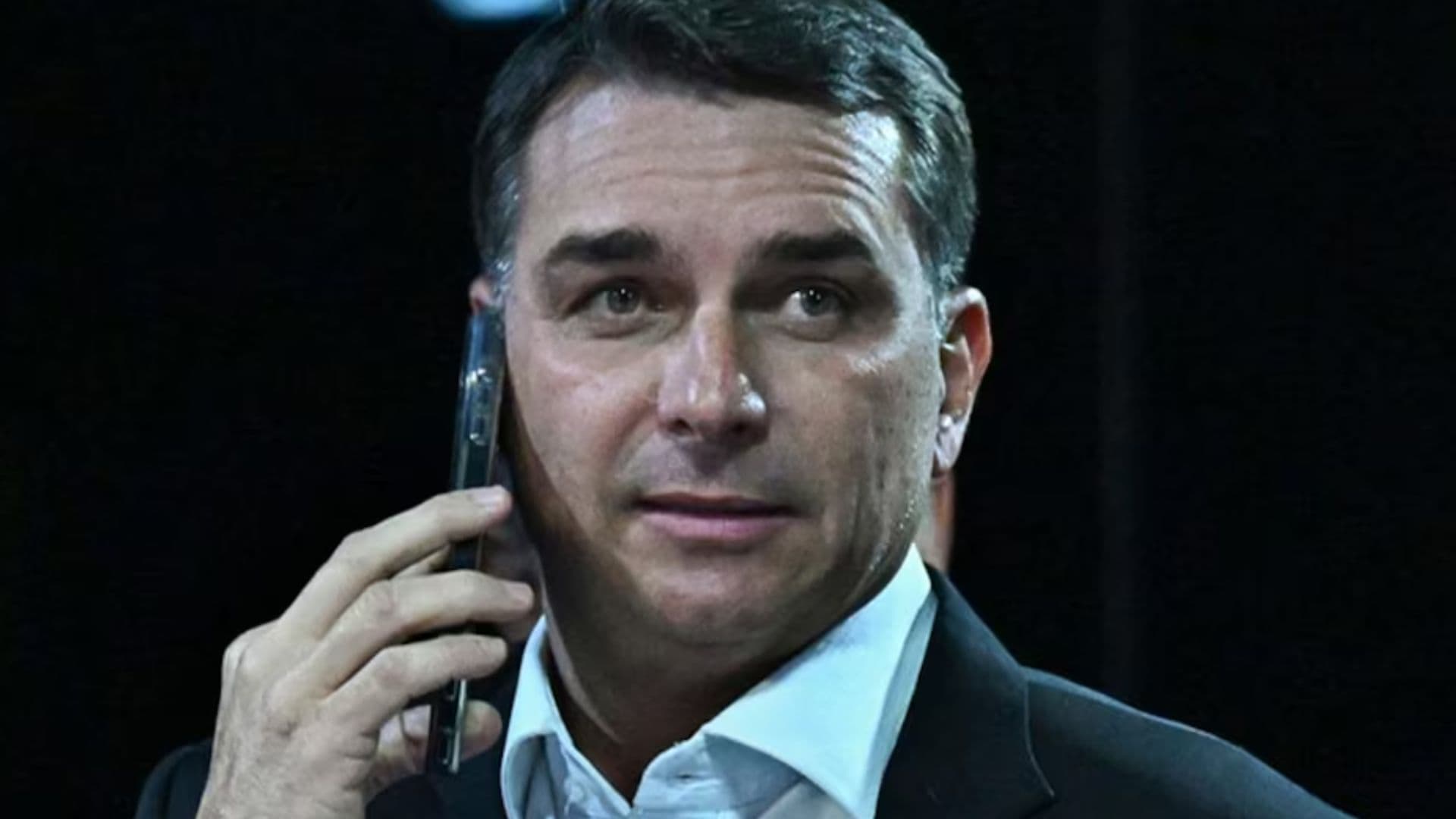 Flávio Bolsonaro não consegue registrar candidatura à presidência