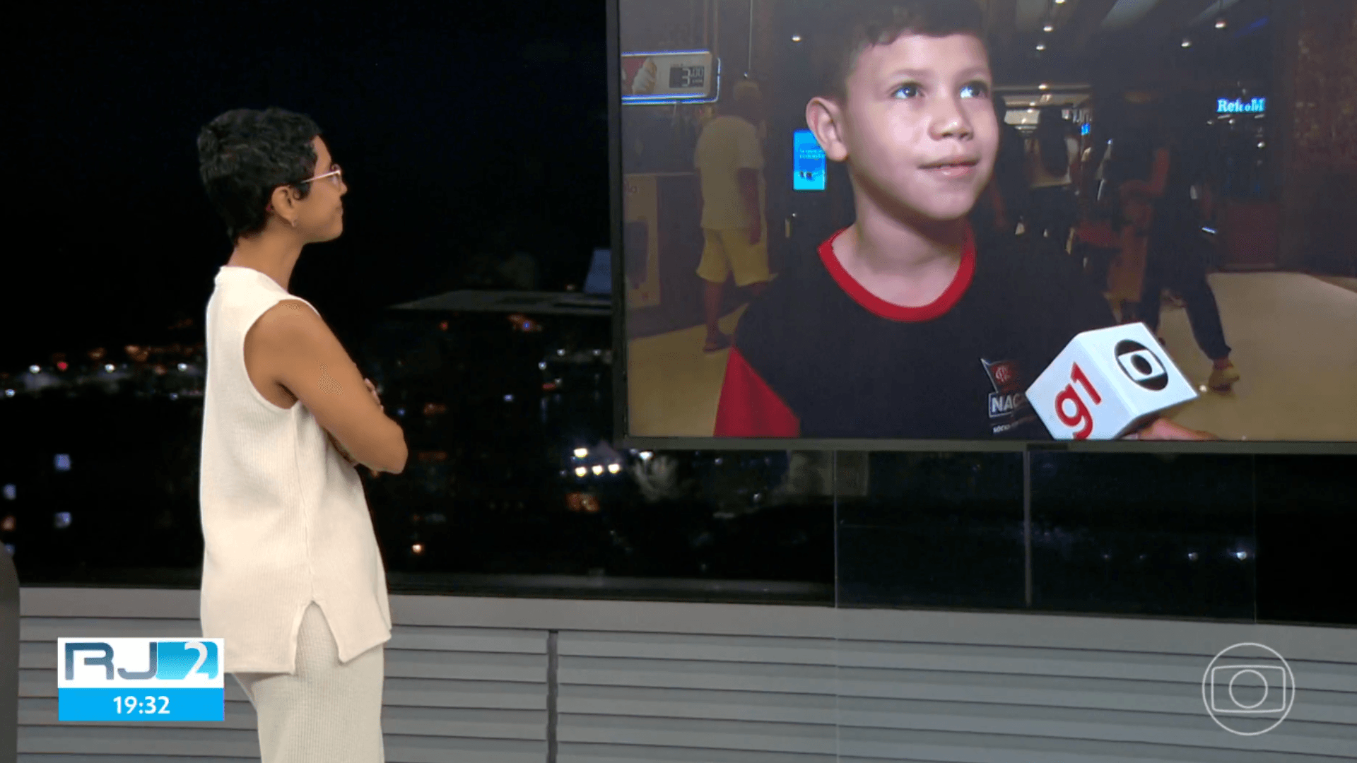 Apresentadora se emociona com homenagem de menino ao pai que morreu