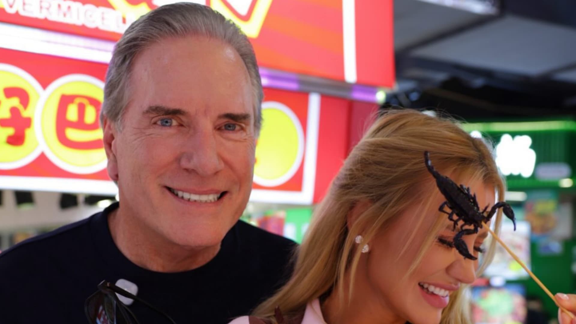 Ana Paula Siebert experimenta grilo e escorpião na China, e Roberto Justus dispara: “Vou comer comida italiana”