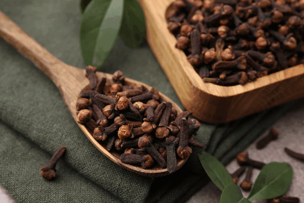 Ferver folhas de louro, cravo-da-índia e canela: para que serve essa mistura?