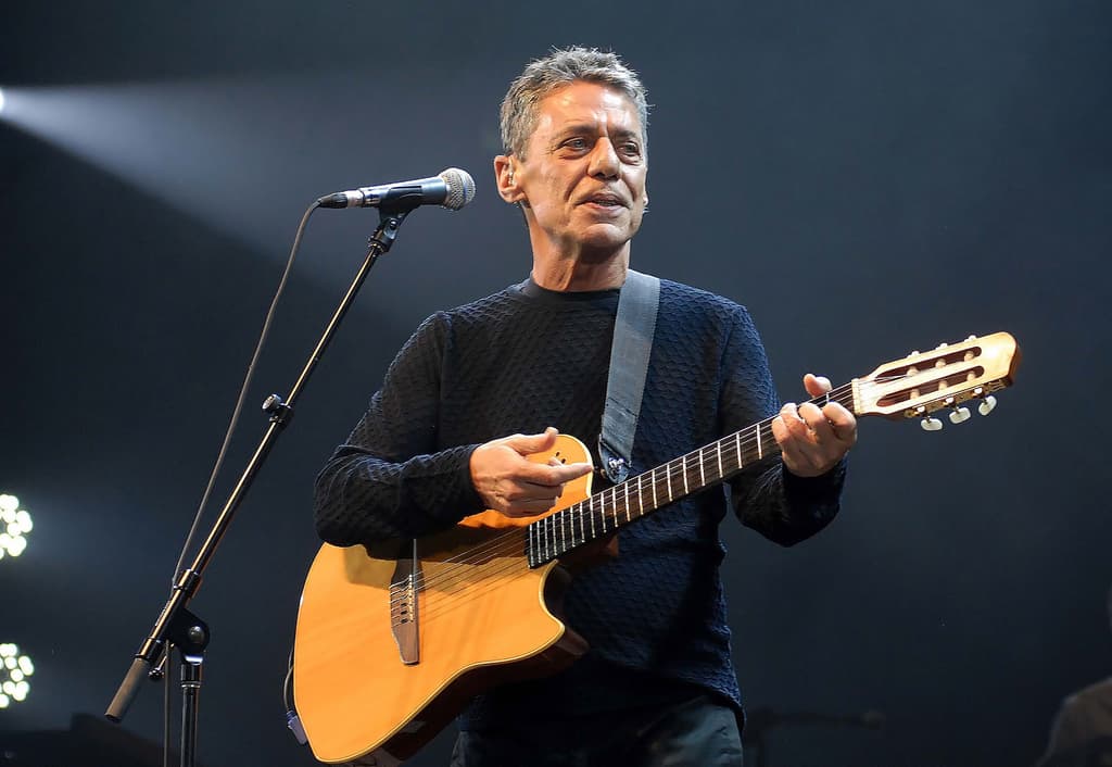 Defesa de Chico Buarque vai atrás de suspeito após ameaça na web e promete levar caso ao CRM