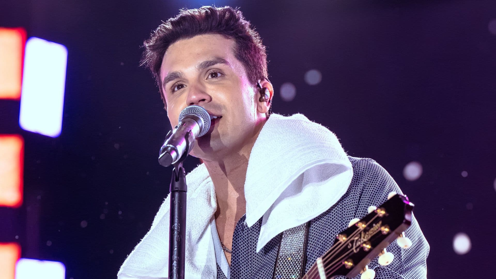 Homem que namora fã de Luan Santana disputa toalha lançada pelo cantor com adolescente