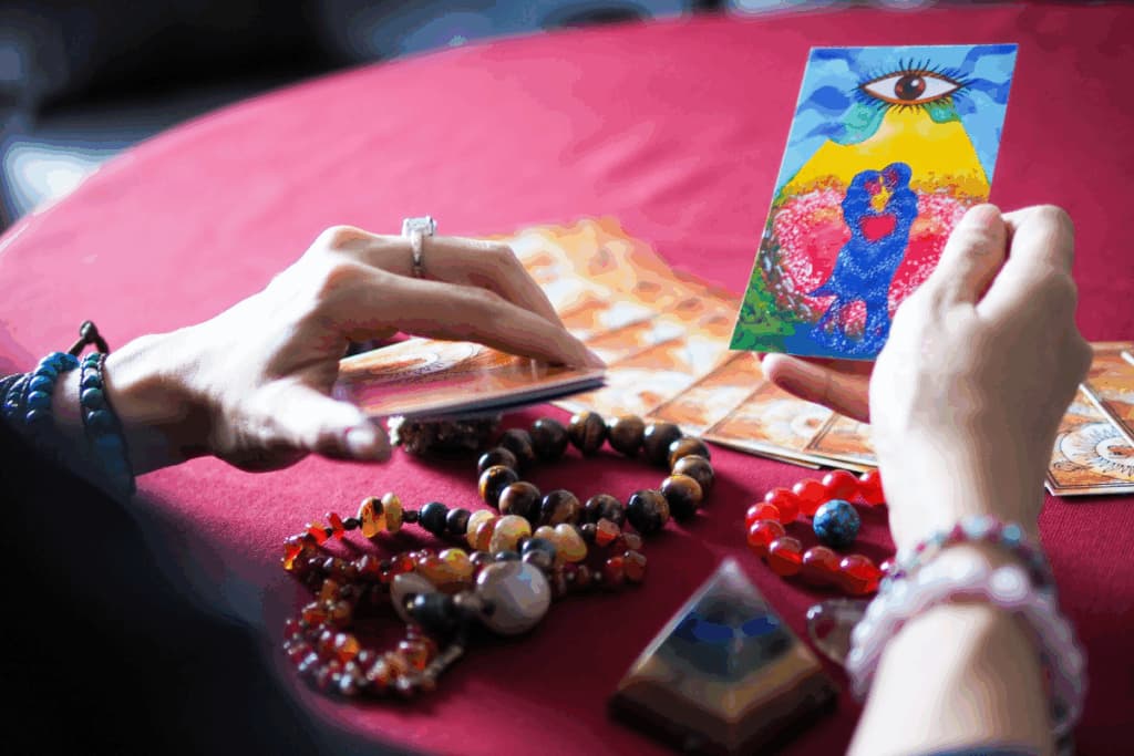 Os Enamorados no Tarot: entenda por que essa carta não fala apenas de amor