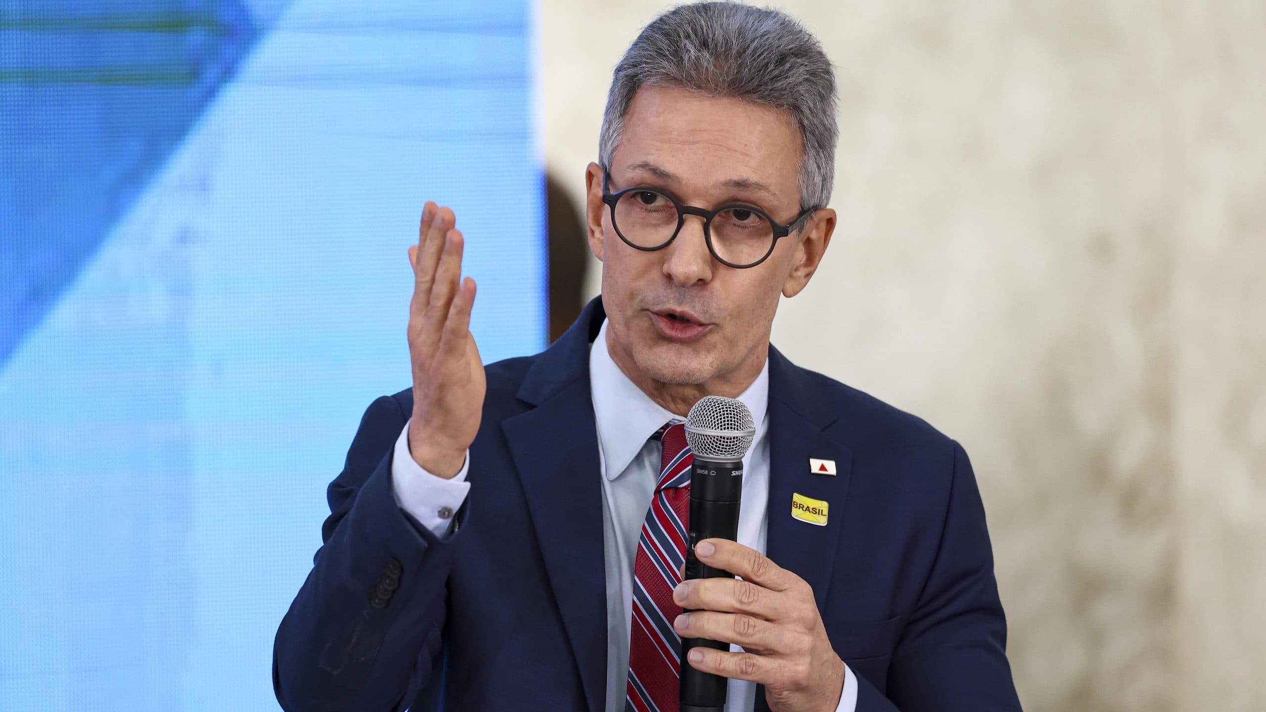 Após usar celular na cabine de votação, Romeu Zema declara: “Ninguém me lembrou”
