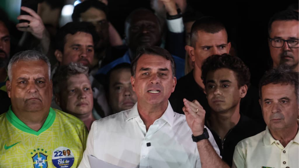 Flávio Bolsonaro diz ter sido intimado a entregar passaportes pela PF