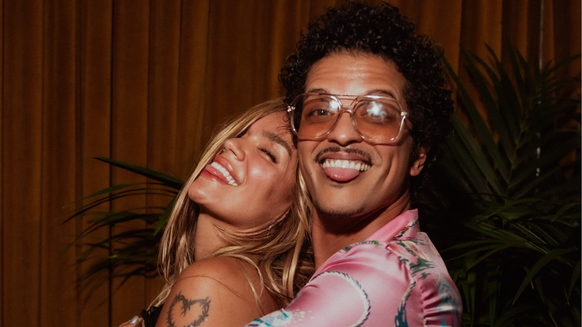 Bruno Mars protagoniza romance com Karol G em clipe de “Dance With Me”