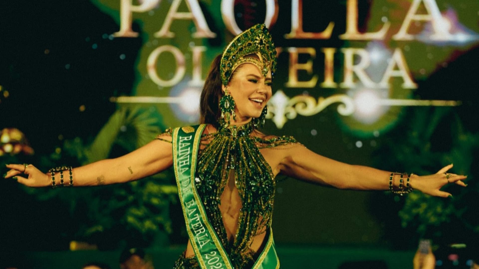 Paolla Oliveira é coroada Rainha de Bateria da Imperatriz Leopoldinense