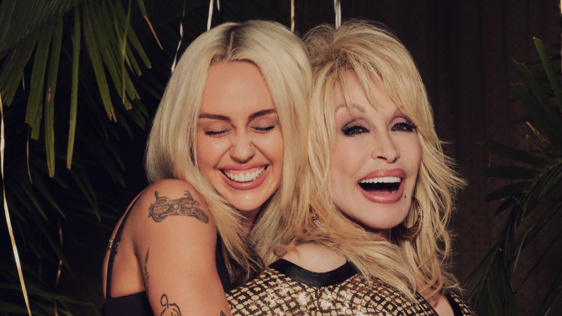 Miley Cyrus se emociona ao homenagear Dolly Parton em retorno aos palcos